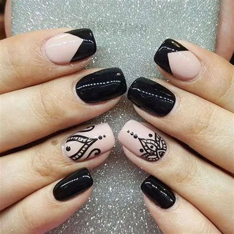 uñas nude con negro|Diseño De Uñas Negras Con Nude 【IDEAS E IMÁGENES】